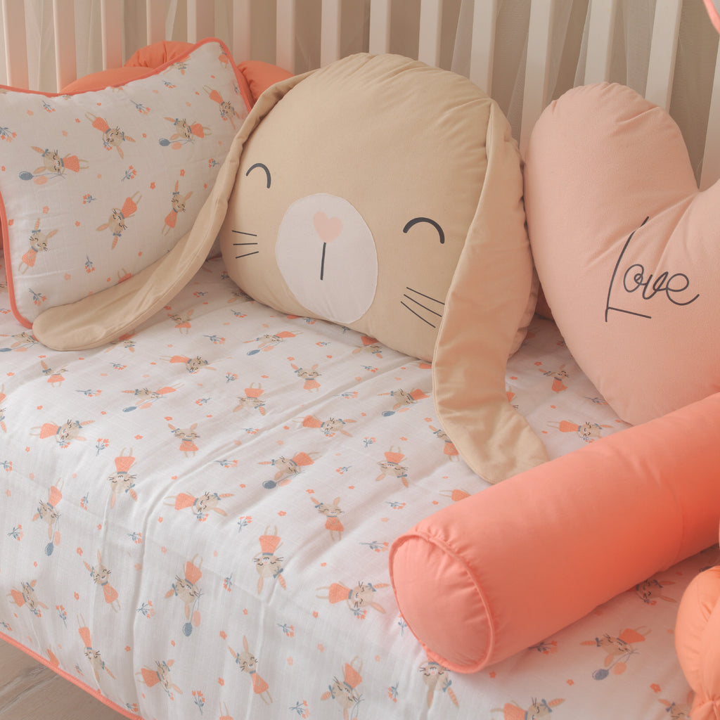 Sevimli Rabbit (tavşan) ve pembe kalp figürlü uyku arkadaşı yastıklar.