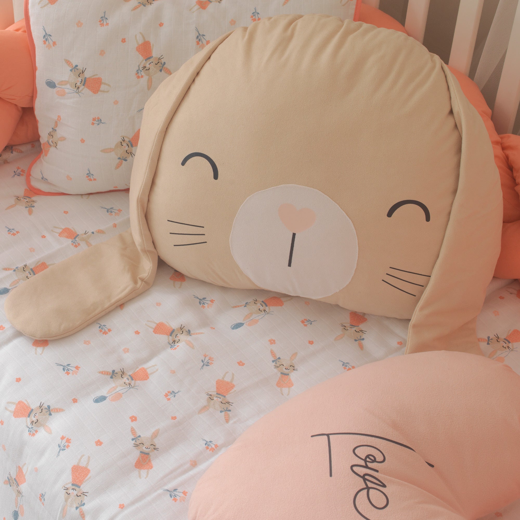 %100 pamuk müslin kumaşın tavşan desenli doğal ve yumuşak doku detayı.