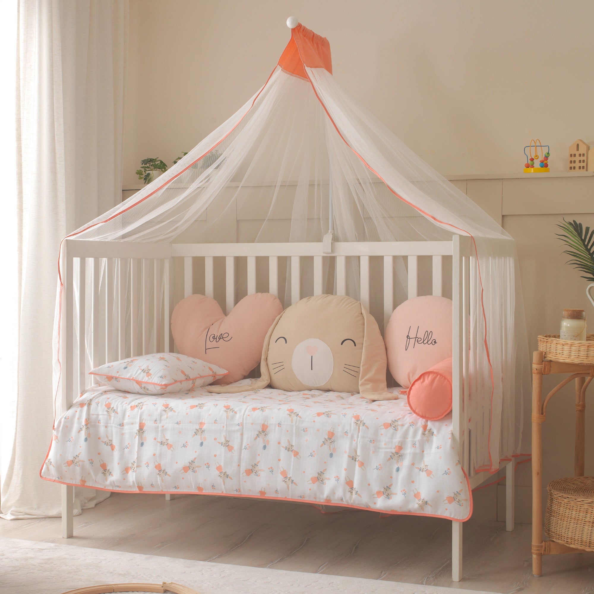 Dev tavşan ve Hello yazılı balon yastıklı örgüsüz beşik dekorasyonu.