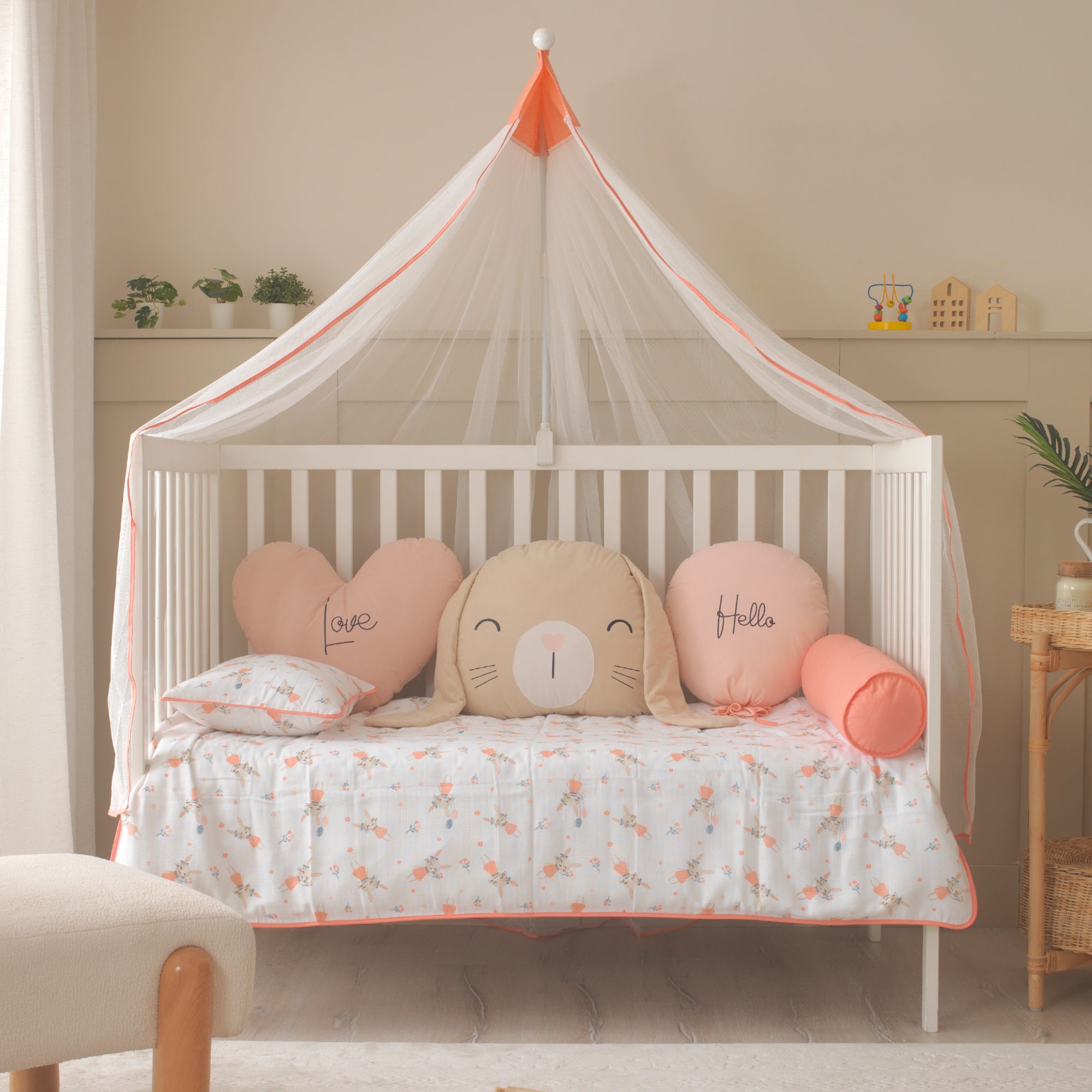 Tavşan desenli mercan renkli %100 pamuk müslin bebek nevresim takımı.