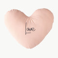 Love baskılı pembe kalp formunda dekoratif bebek yastığı.