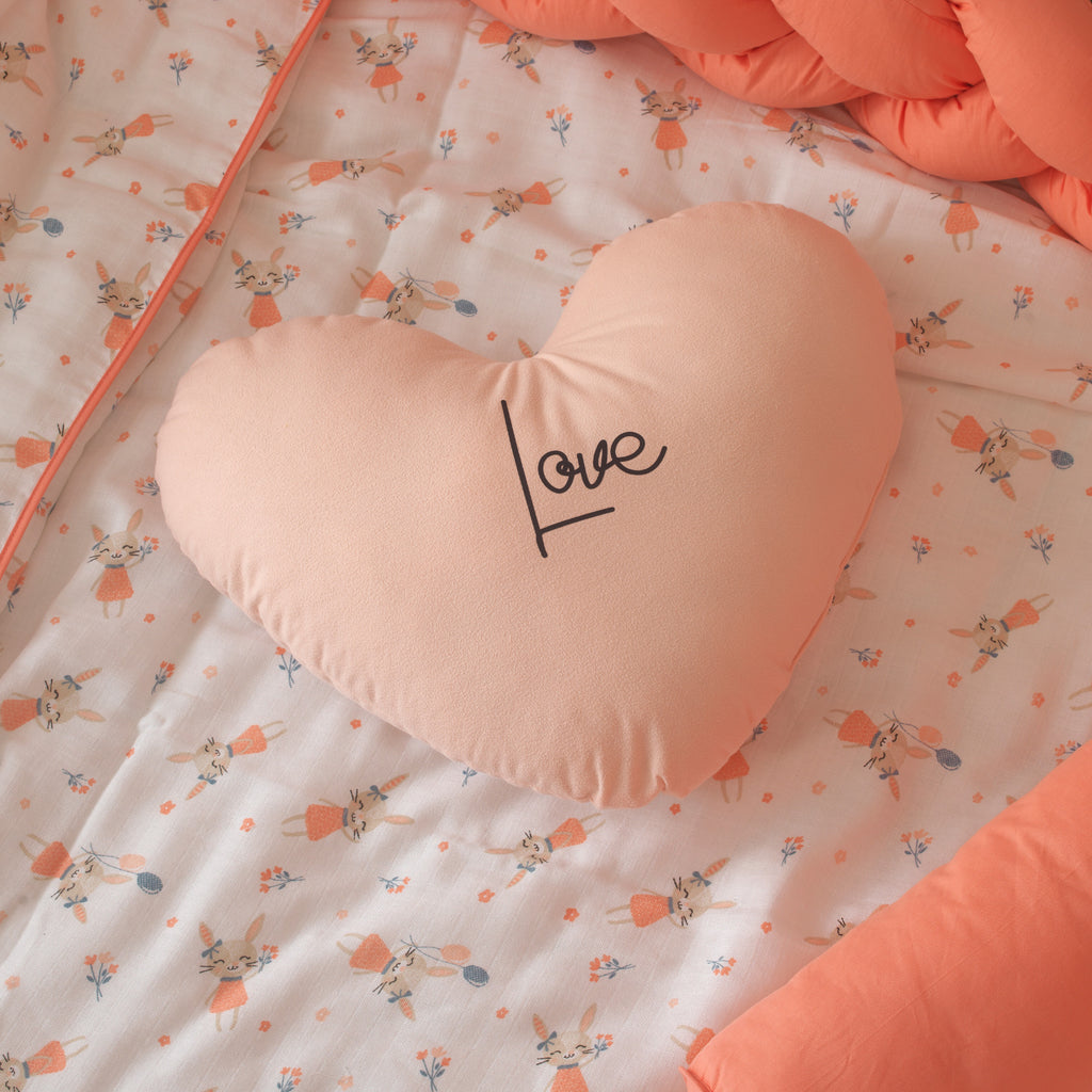 Alcantara kumaşlı pofuduk kalp süs yastığı Joyful Kids tasarımı.