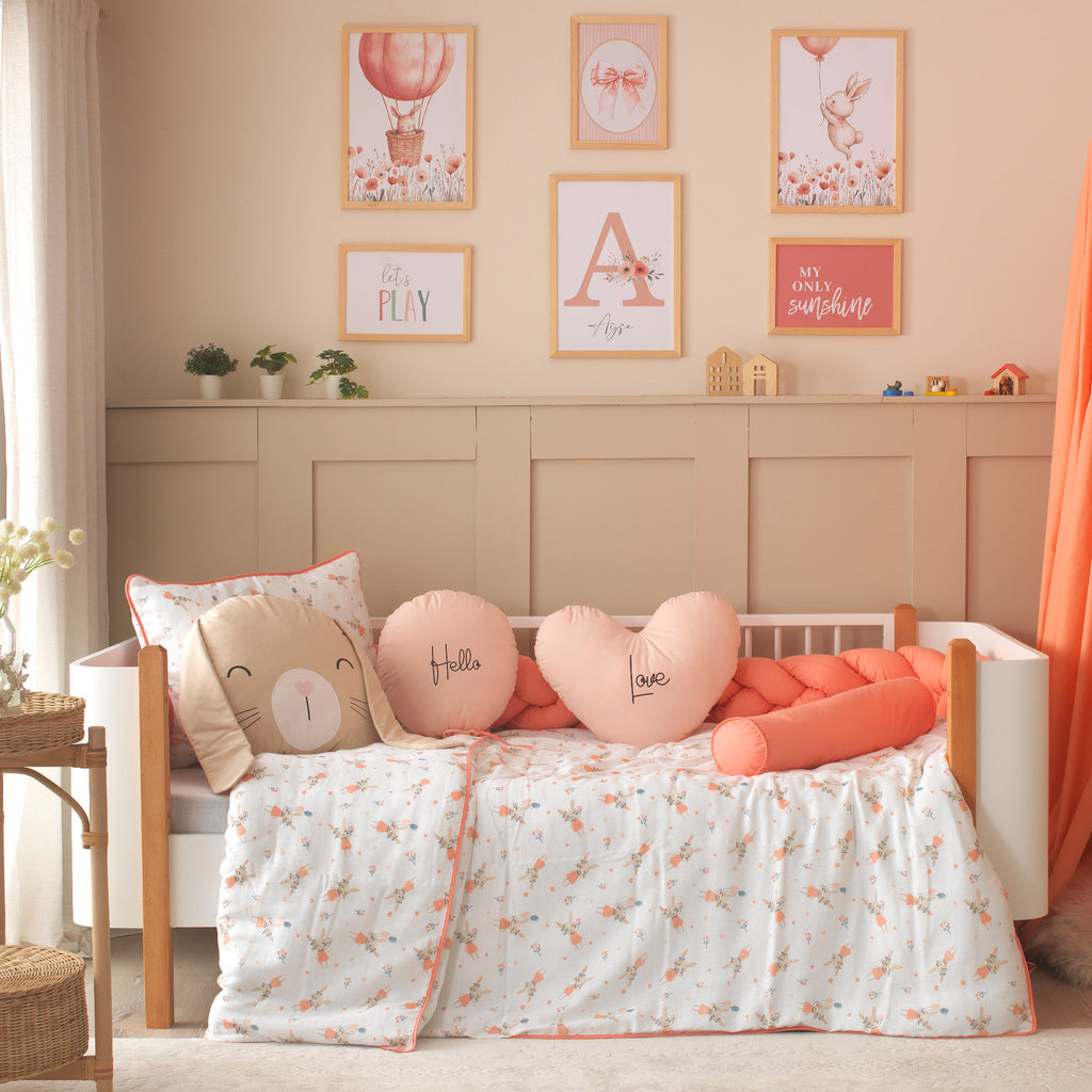 'Hello' balon, 'Love' kalp ve sevimli tavşan figürlü uyku arkadaşları.