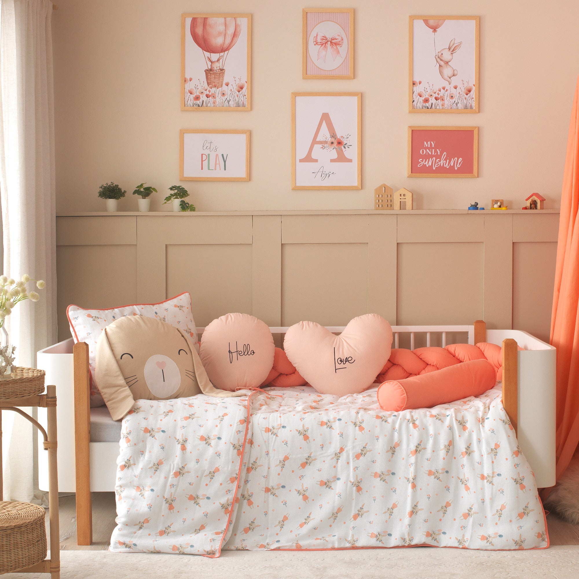 'Hello' balon, 'Love' kalp ve sevimli tavşan figürlü uyku arkadaşları.