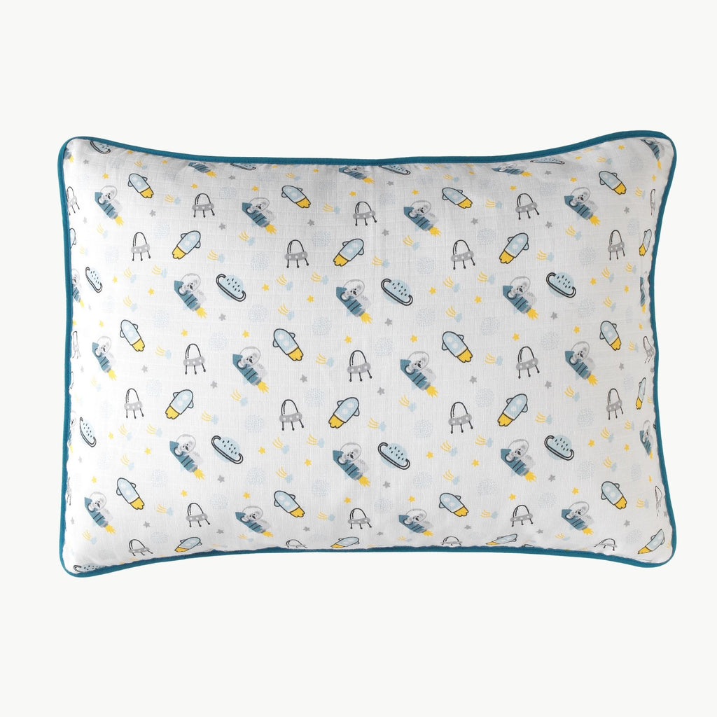 Uzay temalı roket ve yıldız desenli pamuklu bebek baş yastığı 35x50 cm.