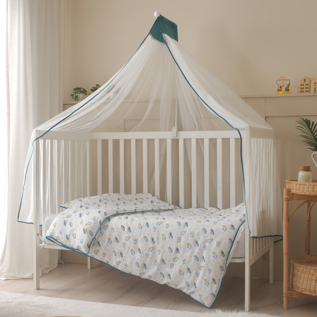 Mavi biye detaylarıyla zenginleştirilmiş el işçiliği müslin bebek yastığı ve iç dolgusu.