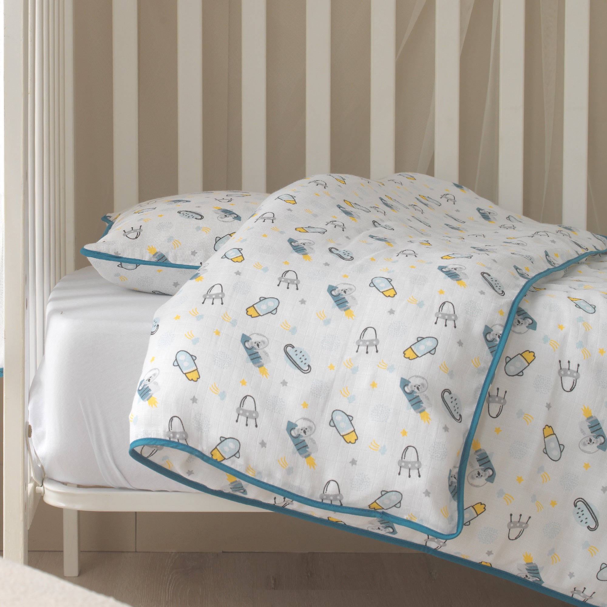 Terlemeyi önleyen nem dengeleyici %100 pamuk müslin kumaşın yakın çekim detayı.