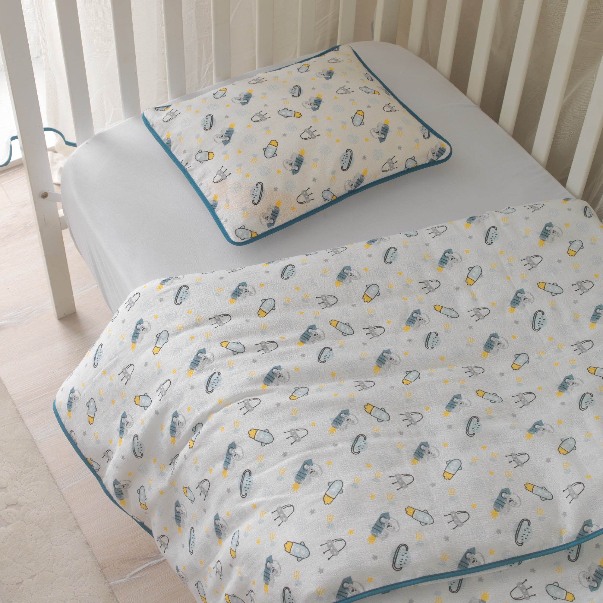 %100 pamuk müslin kumaşın nefes alan dokusu üzerinde gezegen ve yıldız figürleri.