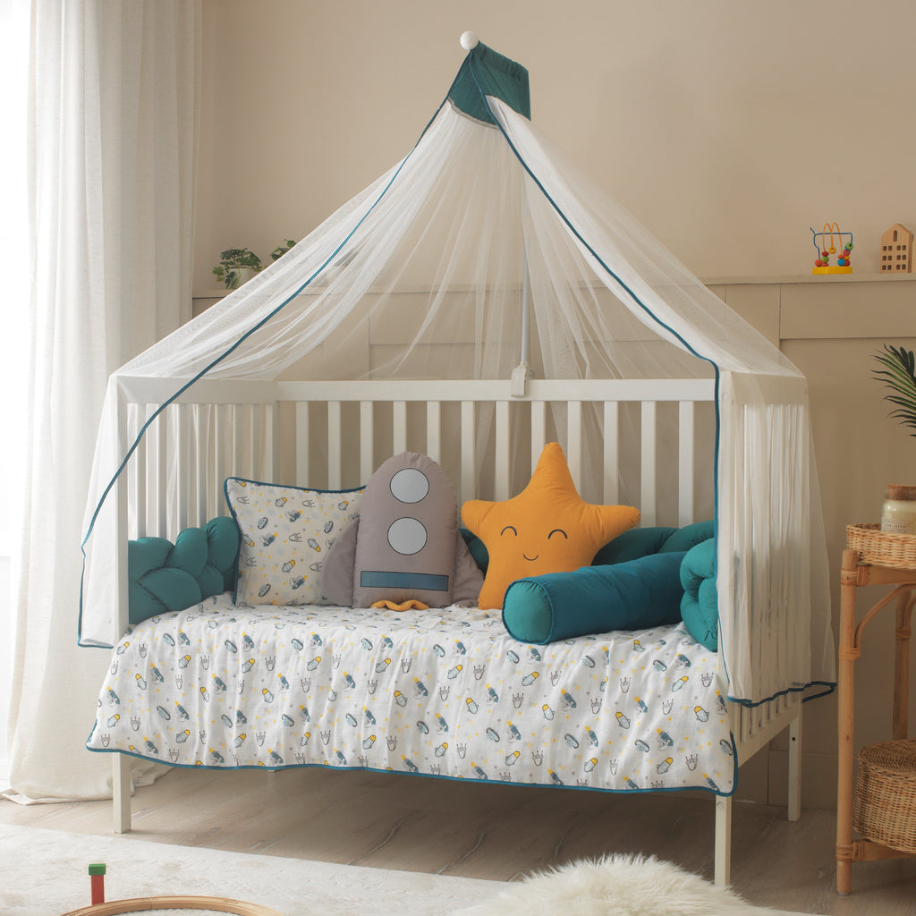 Space uzay temalı petrol mavisi örgü korumalı bebek beşiği genel görünümü.