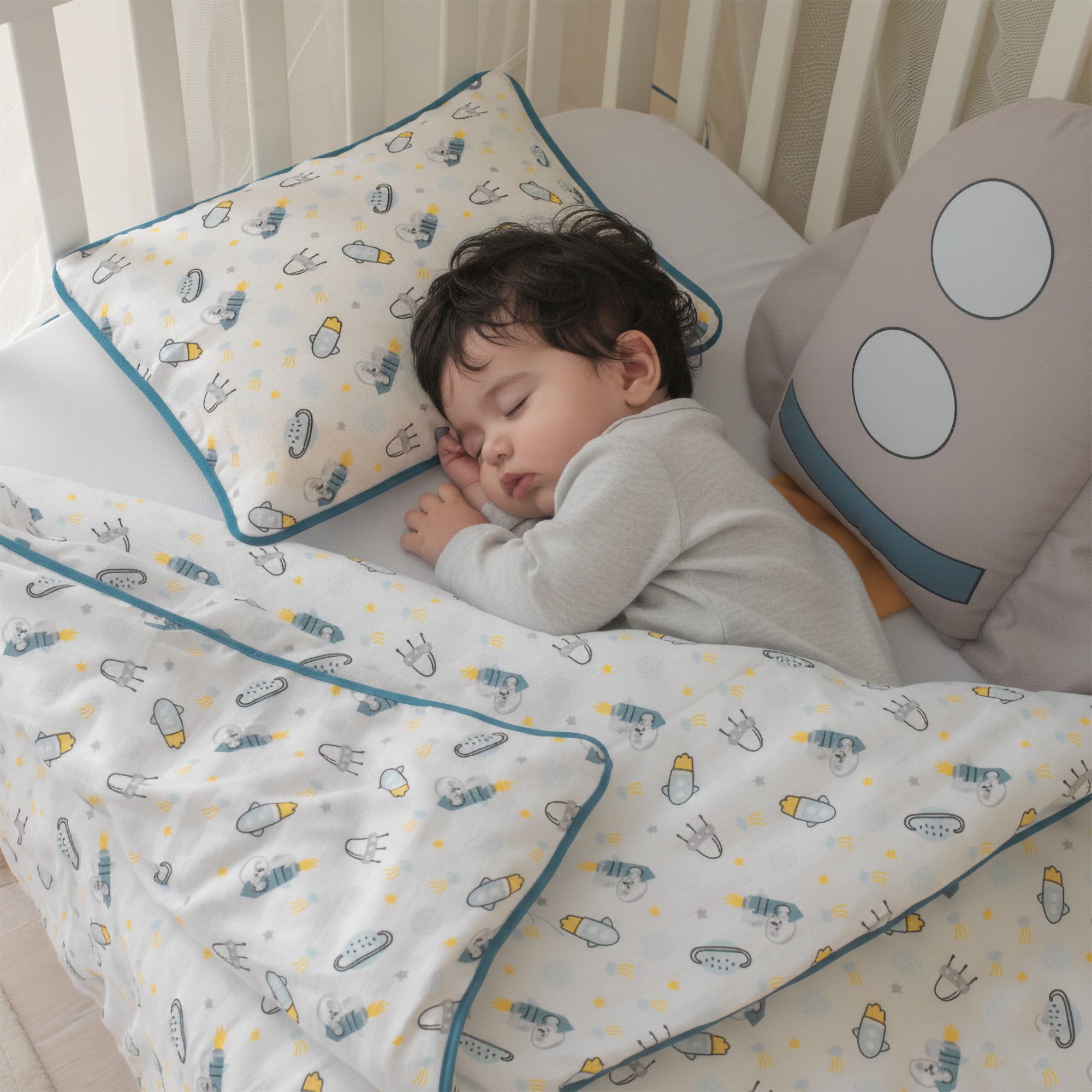 Uzay desenli %100 pamuk müslin bebek nevresim takımı ve yastık kılıfı.