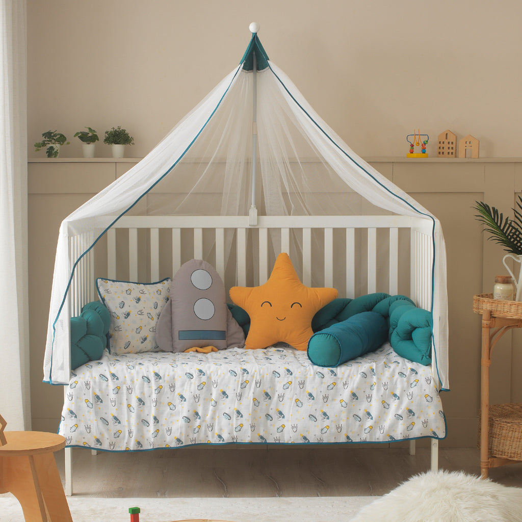 Beşik güvenliği için tasarlanmış petrol rengi el yapımı üçlü örgü bariyer.