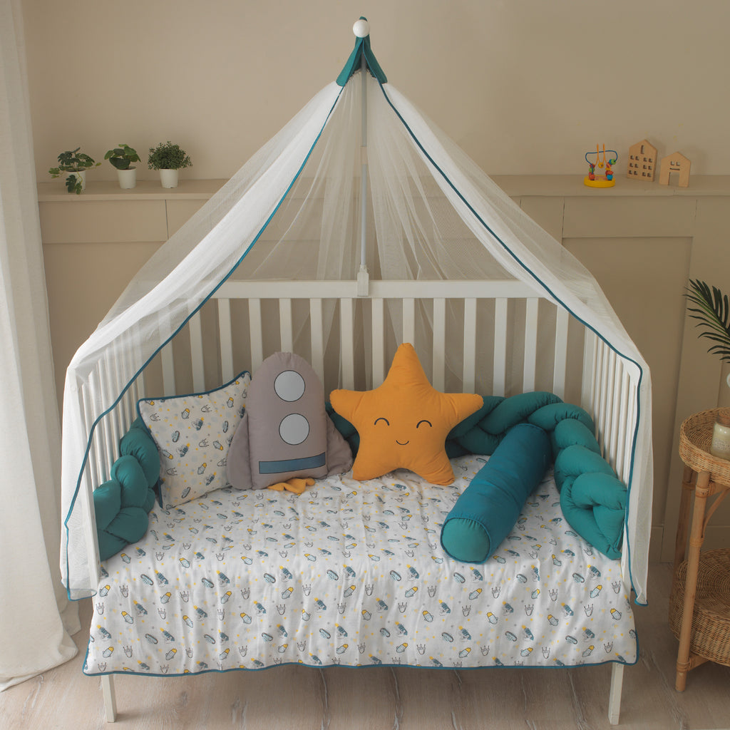 Oyun parkı yatakları için ideal 100x150 cm uzay desenli müslin nevresim takımı.