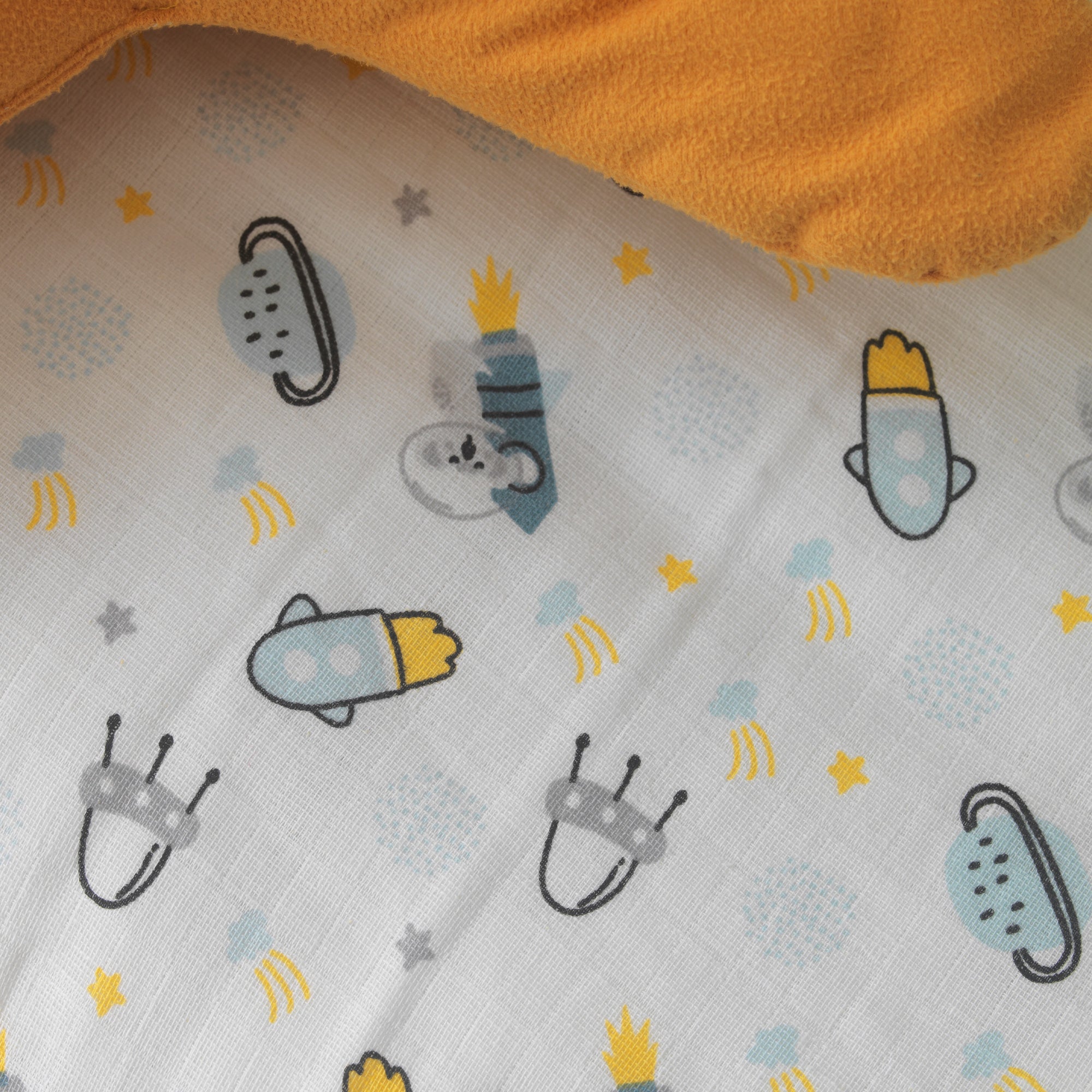 El yapımı butik tasarım Space serisi karakter figürlü uyku seti kumaş detayı.