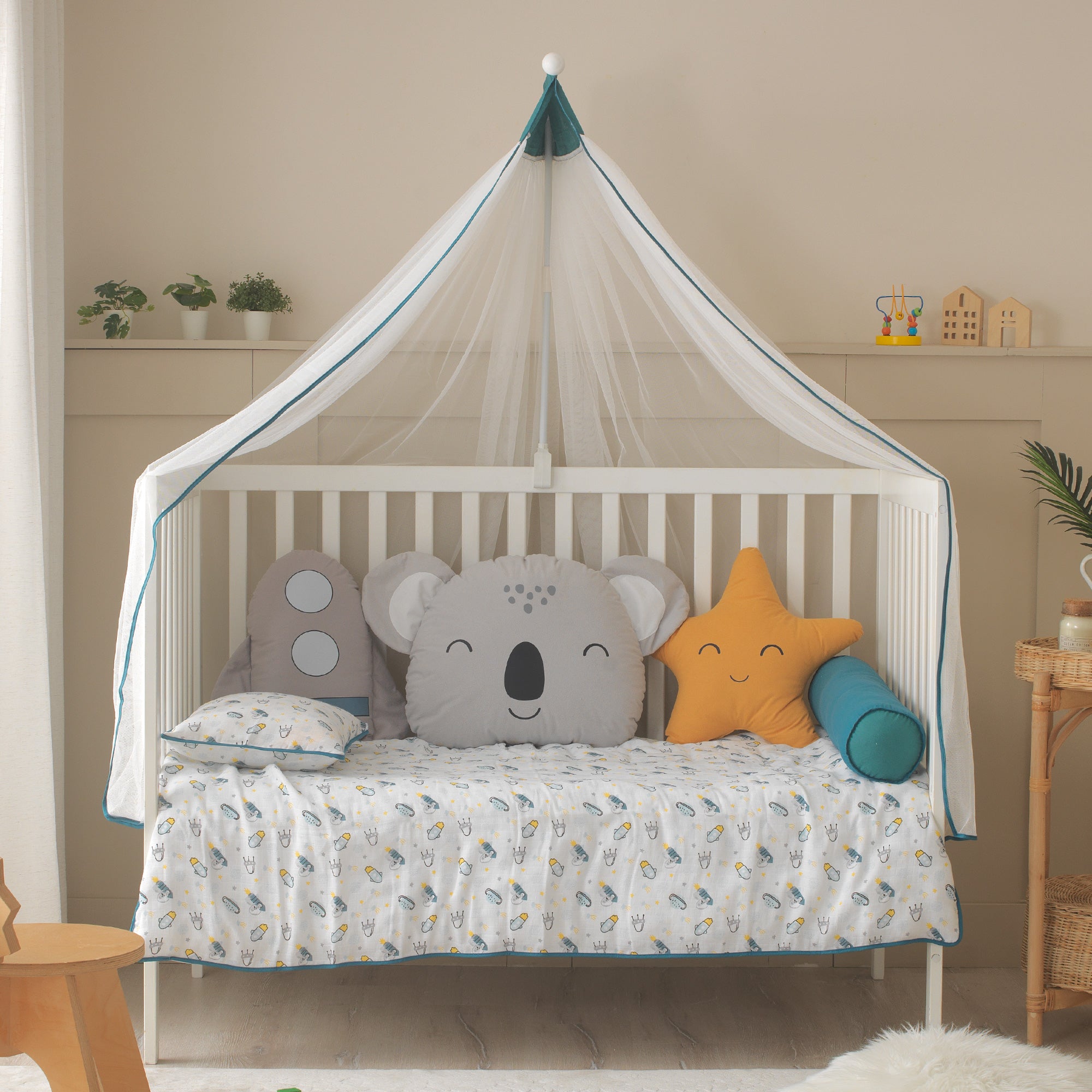 Beşik içi koruma sağlayan yumuşacık dev Koala karakter yastık detayı.