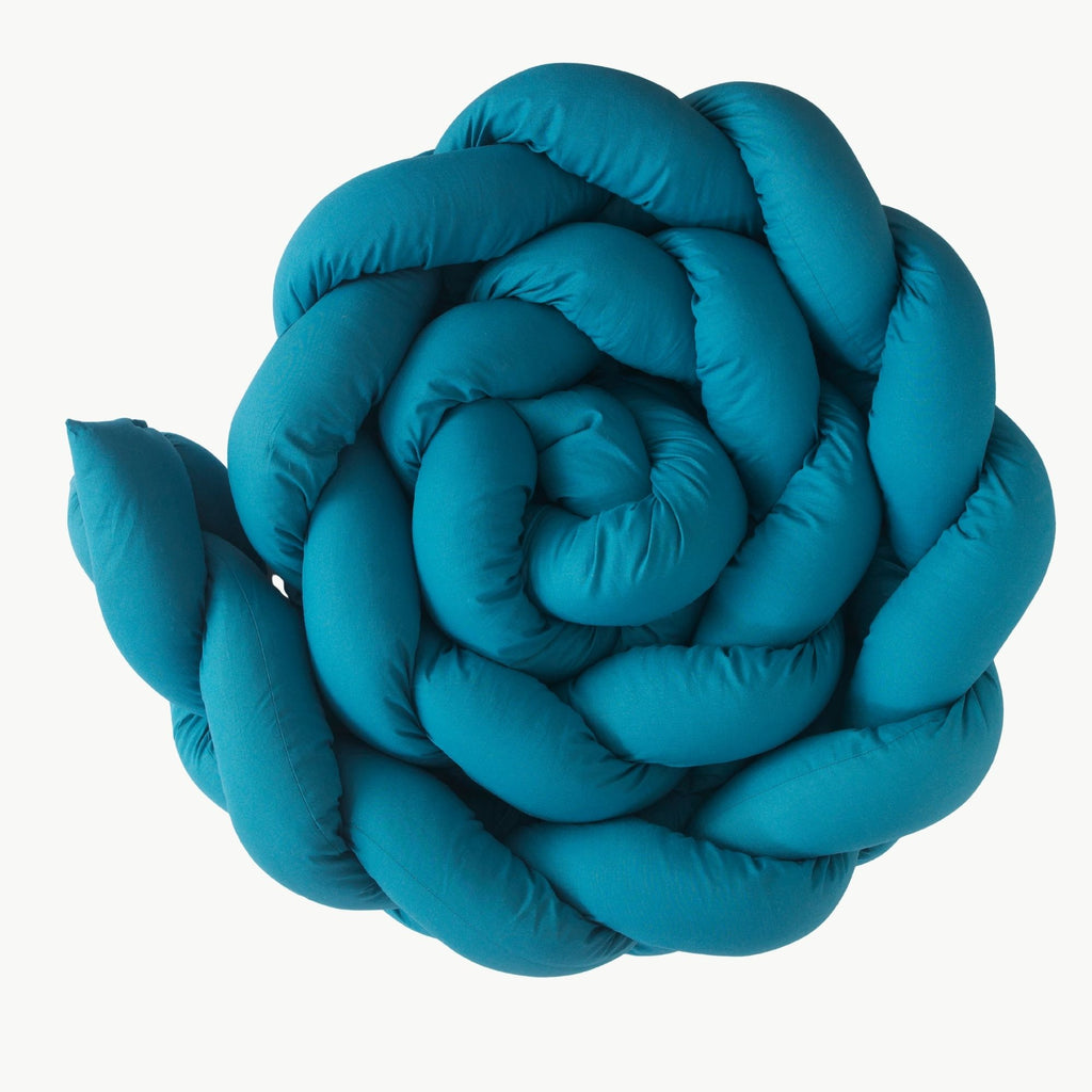 Mavi renkli 3 sıra örgü bebek yatağı kenar koruma yastığı.