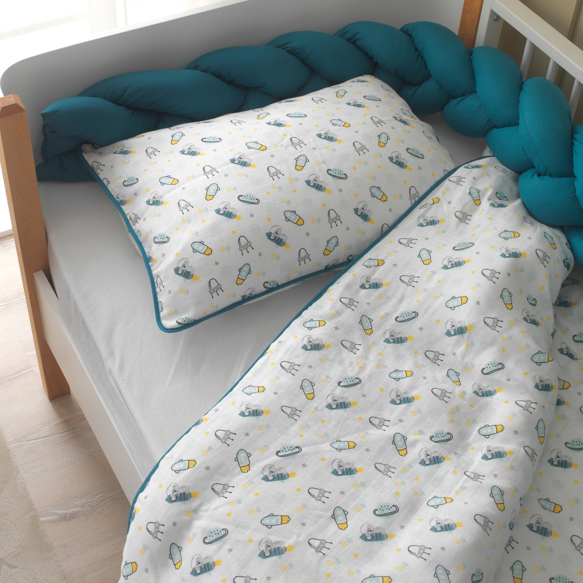 Montessori yatağı için petrol mavisi üçlü örgü kenar koruma yastığı 360 cm.