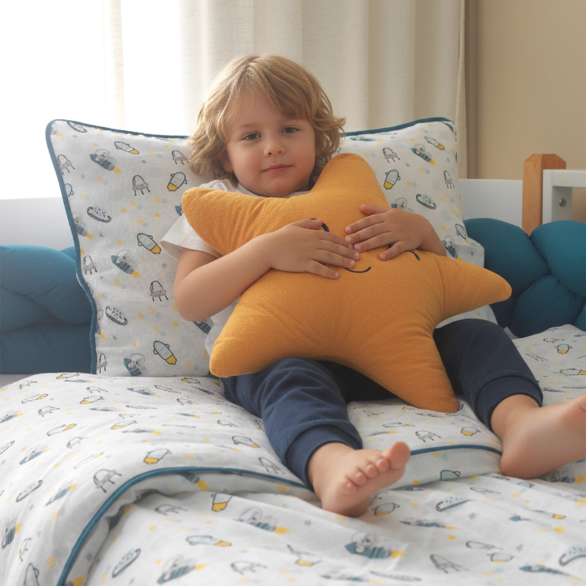 Uzay serisi tamamlayıcı sarı gülümseyen yıldız yastığı.