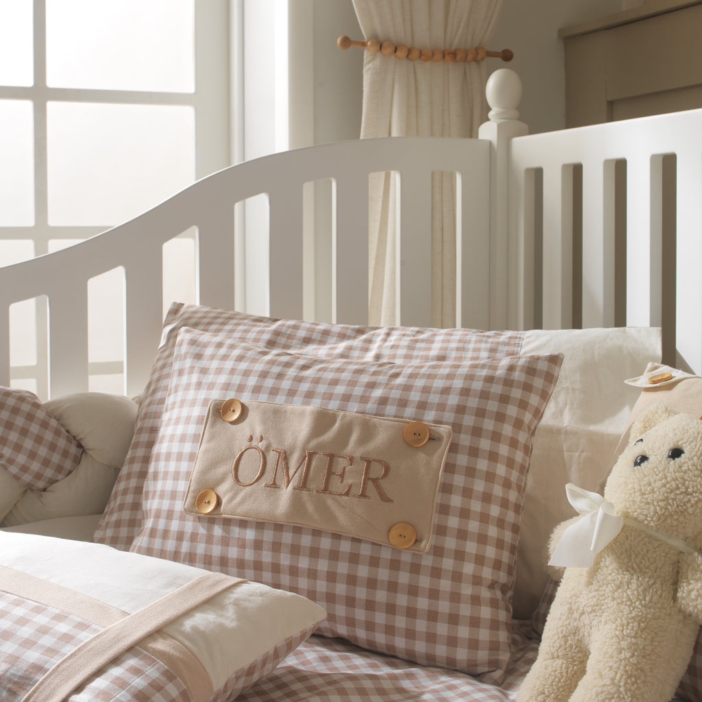 Kişiselleştirilmiş bebek yastığı isim bandanası tak çıkar özellik