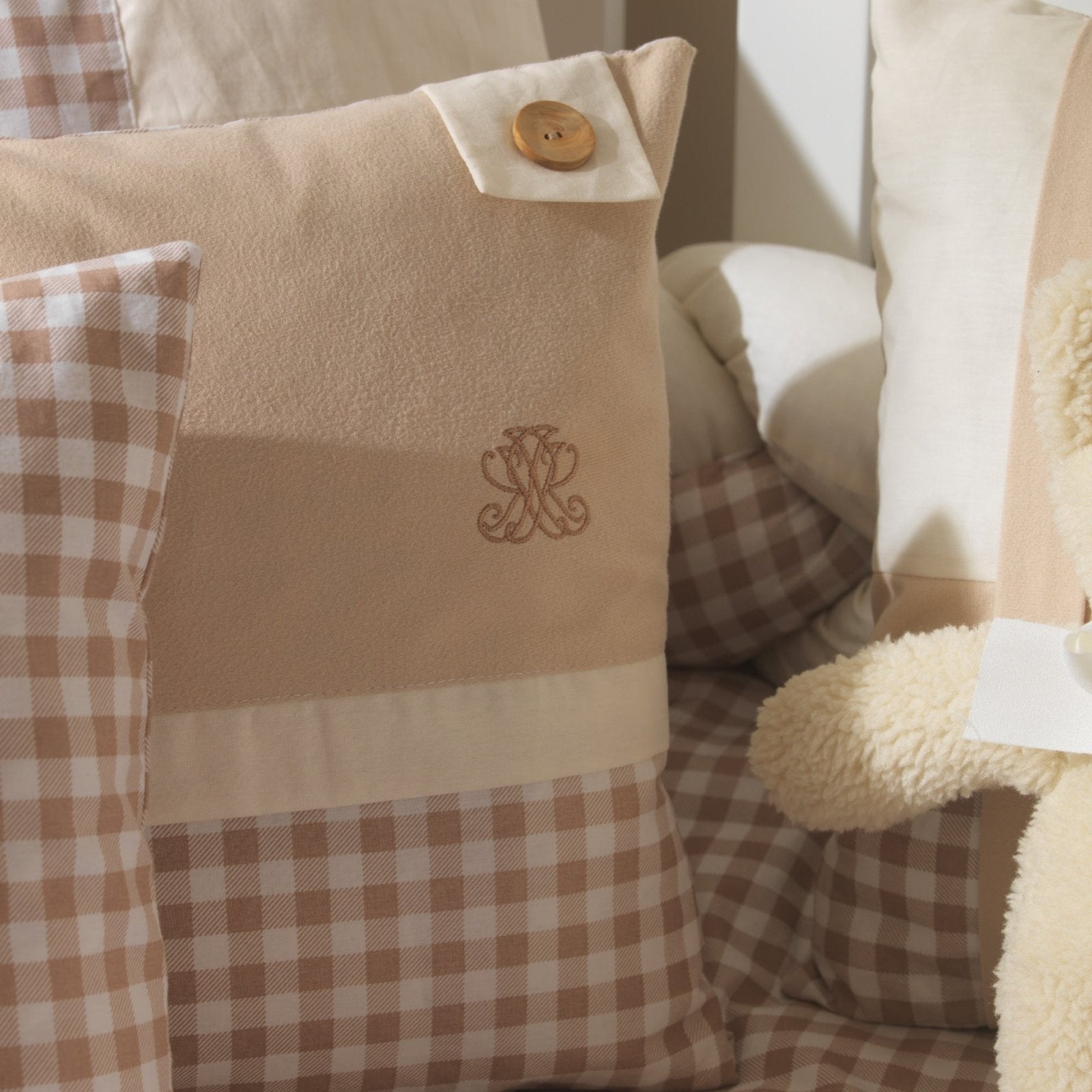 Teddy Arma Nakışlı Dekoratif Yastık | 45x35 Boutique | Joyful Kids İmzası | Dekoratif Yastık - Joyful Kids