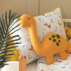 Sarı Dino Uyku Arkadaşı – Dekoratif Dinozor Yastık, Pamuksu Yüzey, Bebek ve Çocuk Odası için